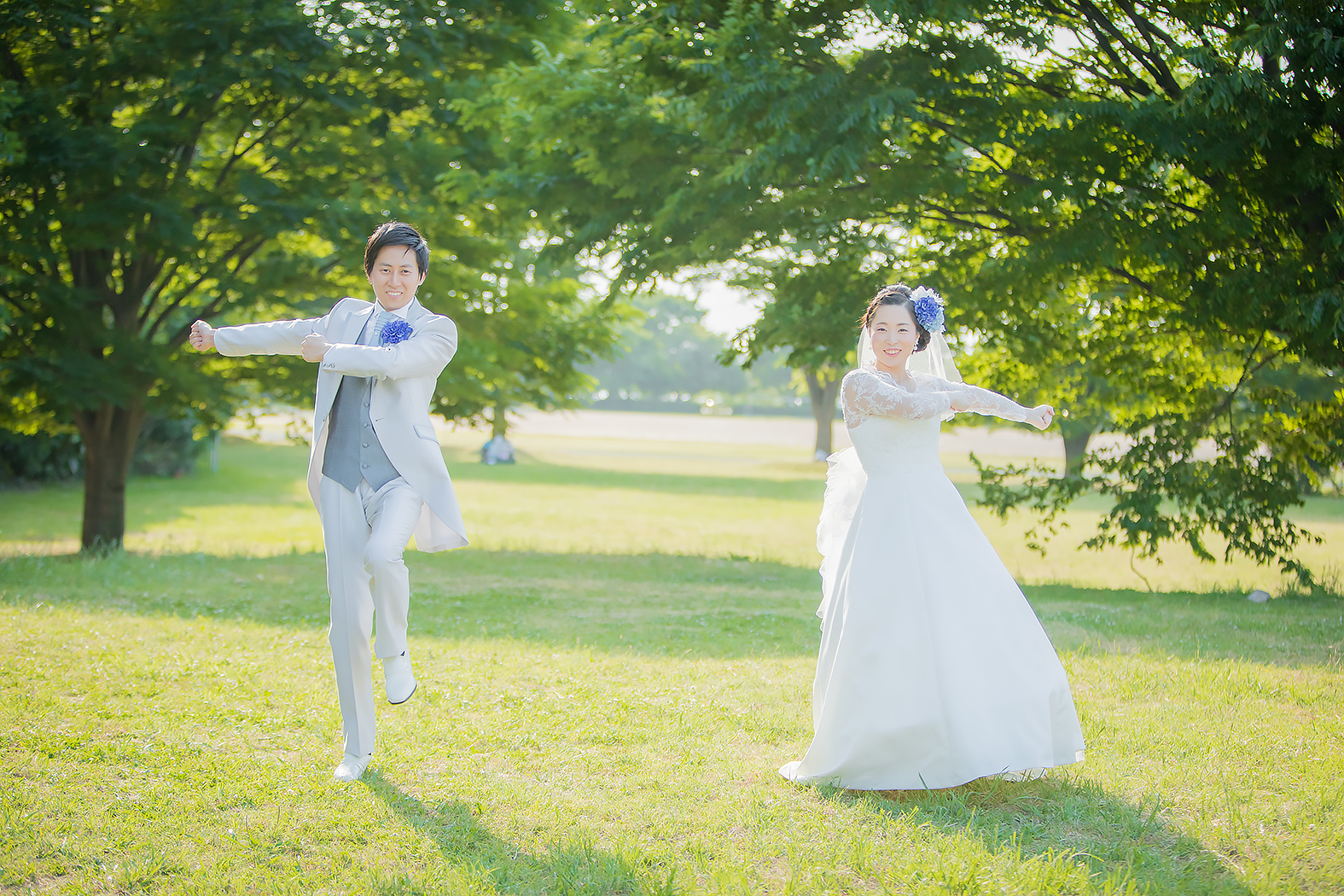 面白いポーズ満載の楽しいフォトウェディング 埼玉の写真館 林写真館